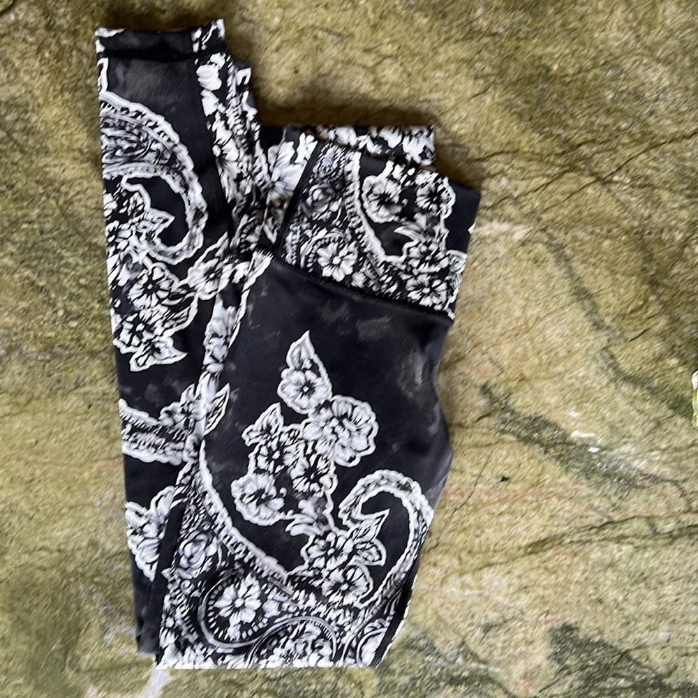 lululemon athletica Black and White Floral Print High-Rise Leggings - Picture 5 of 7